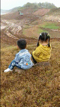 搞笑美女GIF：你就大街上看去吧，敢露肚子的小姐姐都是身材好的