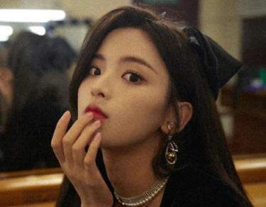 细节见人品,一微胖女孩晒写真照遭网友群嘲,杨超越评论区这样回复不要太暖