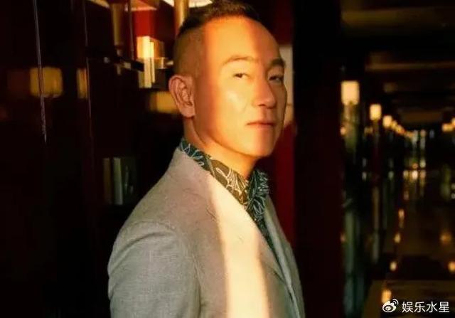 林保怡遭同性强吻引热议，性取向成谜单身至今！