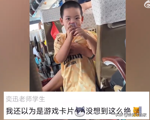 女子被小男孩夸奖像卡片上的美女,女子一看脸色骤变,尴尬无比