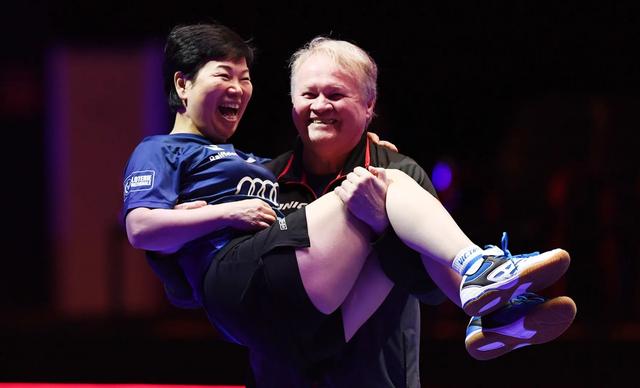 德国名女踹挡板遭禁赛！吃球拍，听妈妈话跟老公回家，借美女潇洒