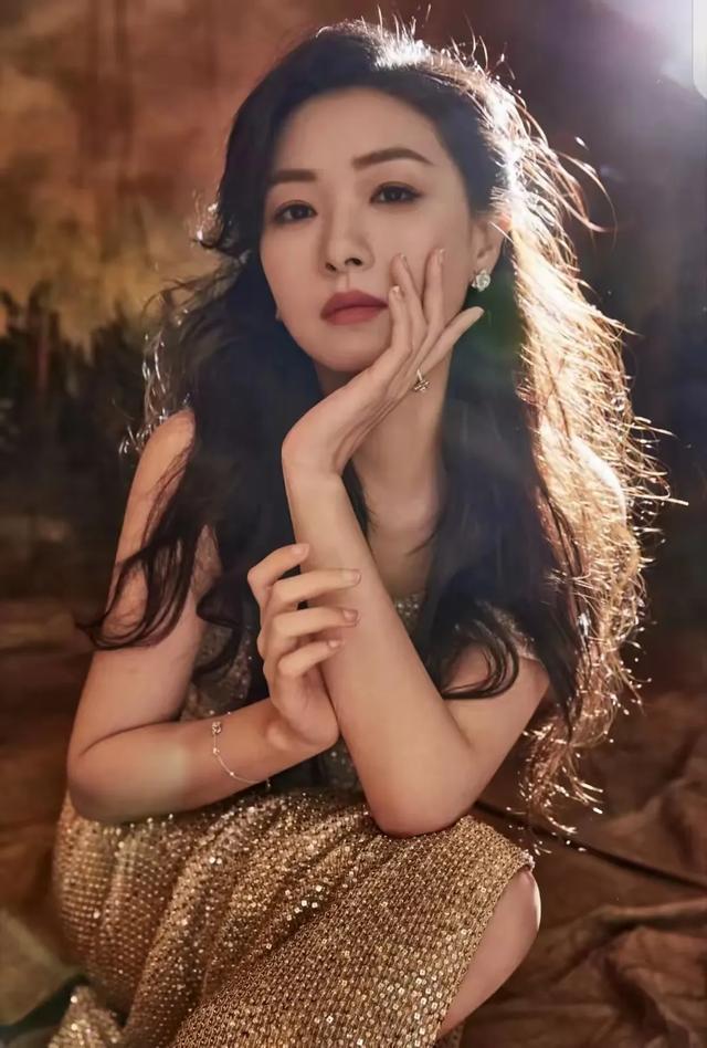 万茜的鼻子真是美到词穷啊,是和天仙同框都能平分秋色的那种绝了