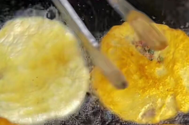 重庆美女路边卖葱油饼,5元一个,现做现吃,客人排队来买