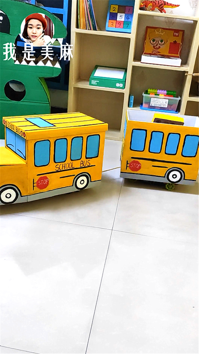 纸箱还能这样玩，爸爸做了一辆幼儿园校车，做法超简单，一看就会