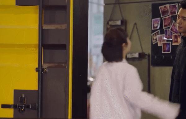 《亲爱的》初吻揭秘,李现后退躲避怕挨打,杨紫临场反应亮了