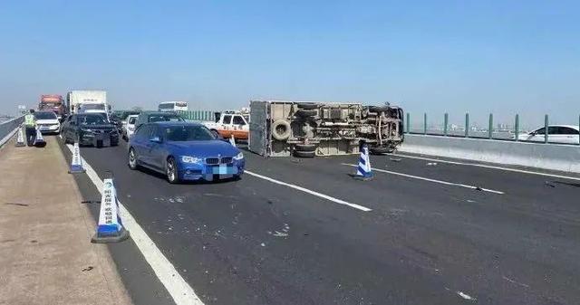 车主用千斤顶做警示牌致多车连撞?真相来了