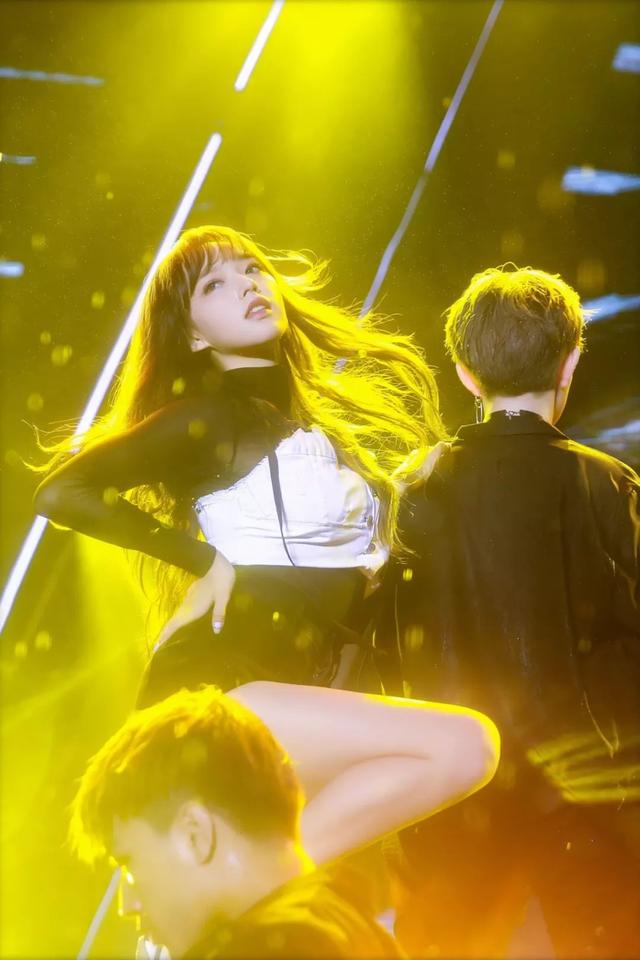 这个98年生的大胸萝莉,当过蔡徐坤导师,和王一博跳过舞:这是妖精转世吧