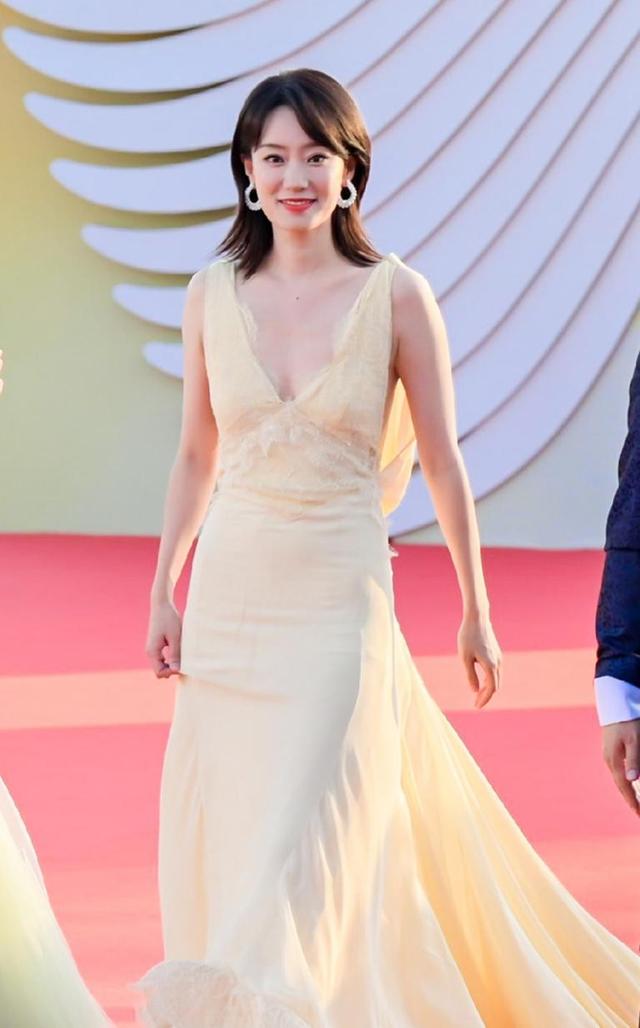 美胸美腿美背,金鸡奖女星疯狂抢镜,影后却是低调的奚美娟