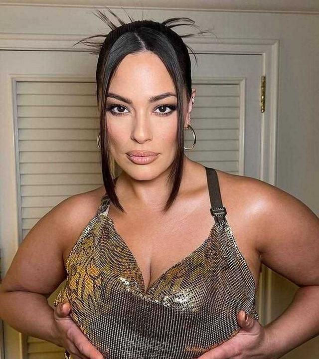 大号超模丰乳肥臀超性感!泳装硬照尽显巨臀,阿什利最新红毯曝光