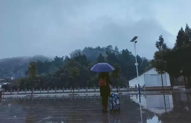 90后硬核美女学霸,山里“蹲”4年教5万多孩子写诗…