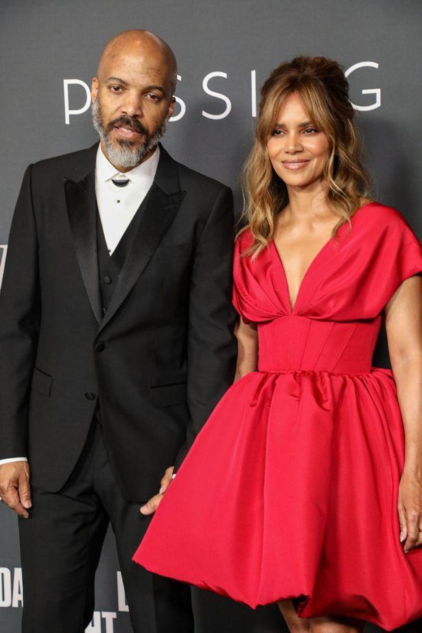 好莱坞女星哈莉·贝瑞穿连体泳装海滩散步,有帅哥陪伴开心到飞起