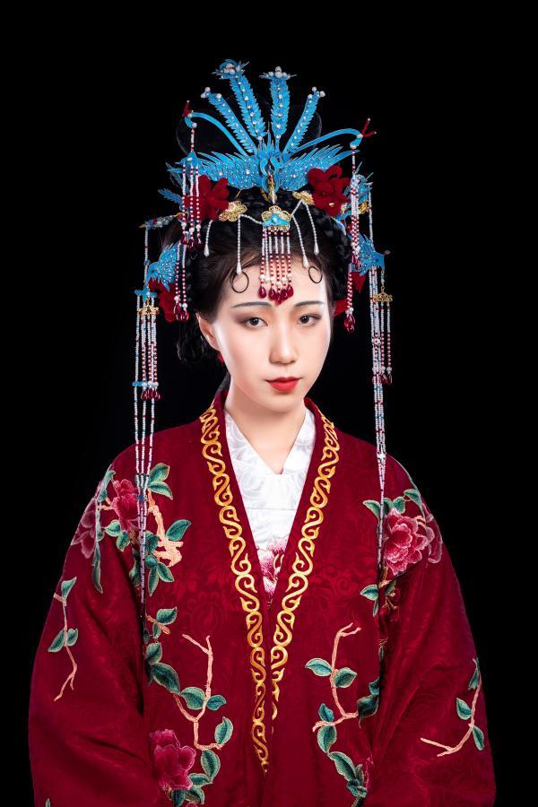 68个易拉罐仿苗族头饰、用一年还原《清平乐》珠冠,B站UP主靠手艺上热搜