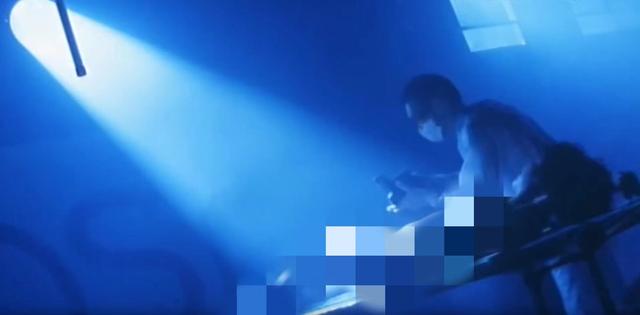 短裙美女好奇查看婴儿车却被残忍断肢,尺寸有点大《赤足惊魂》