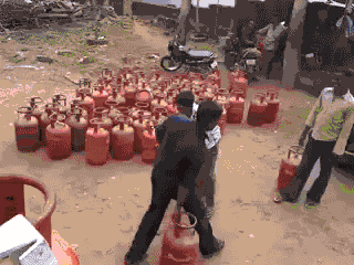 美女,我想知道你是怎么躺进去的