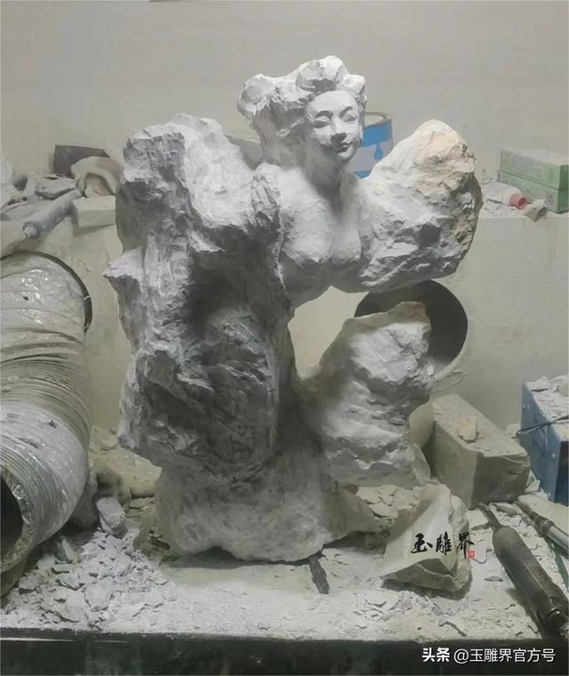 疯传!洪水冲出青田石,细腻雕刻美女薄纱,那花更是逆天