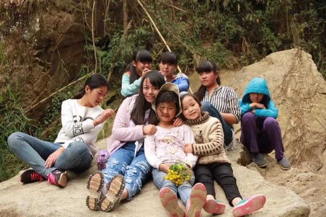 90后硬核美女学霸,山里“蹲”4年教5万多孩子写诗…