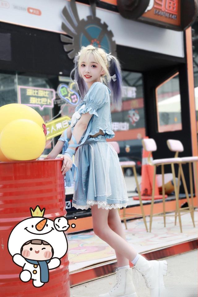 邂逅甜心:双色马尾美少女的时尚秀