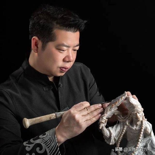 疯传!洪水冲出青田石,细腻雕刻美女薄纱,那花更是逆天