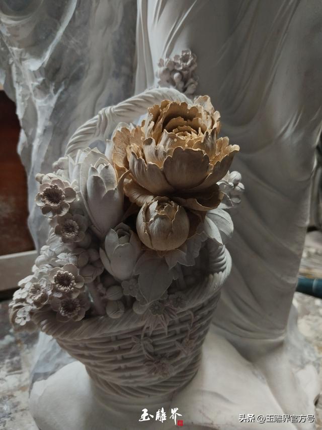 疯传!洪水冲出青田石,细腻雕刻美女薄纱,那花更是逆天