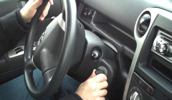 汽车电池没电?正确的做法不是叫救援,这种办法省时省力