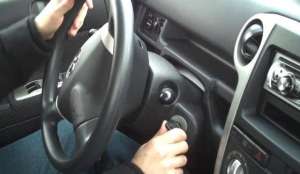 汽车突然全车没电(汽车电池没电？正确的做法不是叫救援，这种办法省时省力)