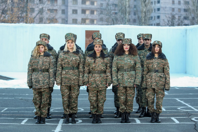 亚美尼亚美女进军营,当一日士兵,学步枪使用,金发飘逸秀色可餐