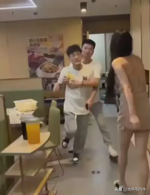 神似武松打虎!女网红火锅店暴揍“香港大律师”,网友:女中豪杰