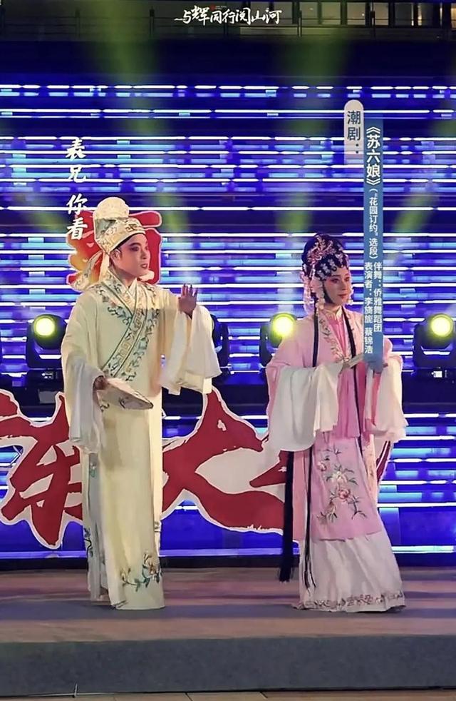 突发状况!董董因身体不适退出节目表演,董宇辉暴露自己百宝背包