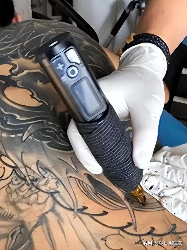 14岁满脸纹身，被无良师傅练手，找不到工作，如今怎么样了？