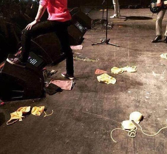 严肃讨论,五月天一共在演唱会上捡到过多少件内衣