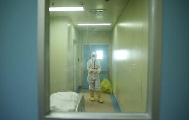 95后女护士跟男友隔着玻璃的一吻,是爱情最美好的样子