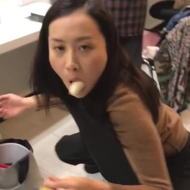 陈法拉现身街边吃火锅，素颜出镜化身四眼妹，网友大赞清纯够朴实