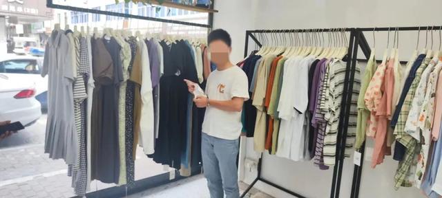 “旗袍美女”女装店偷裙子,被抓后脱去旗袍,店主看傻眼