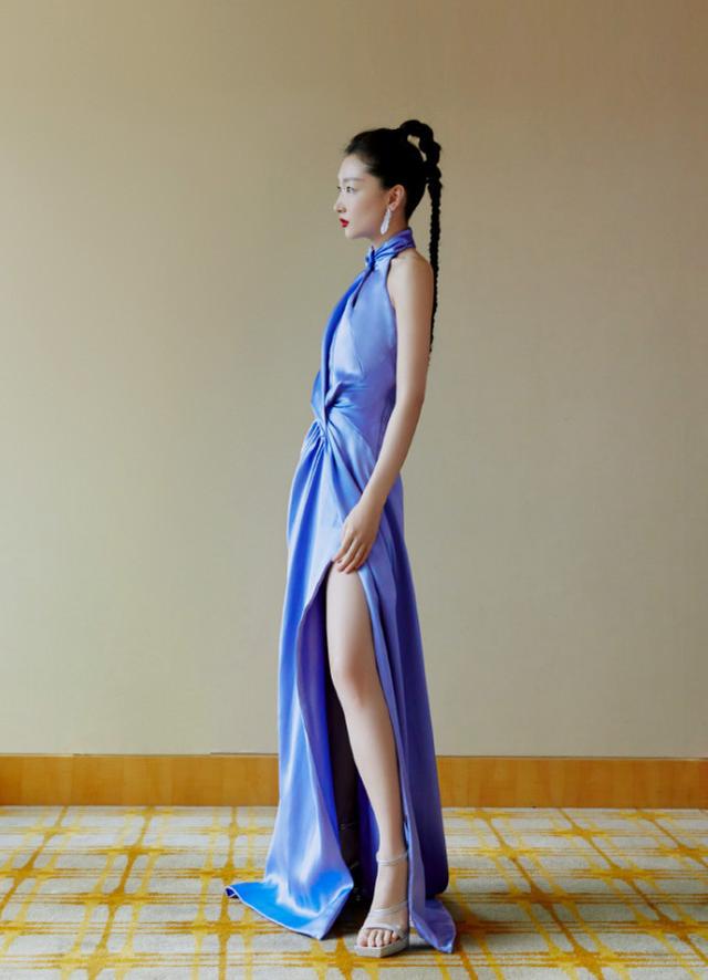 周冬雨最新封面大片,不穿上衣造型超惊艳,排骨胸纸片腰抢镜