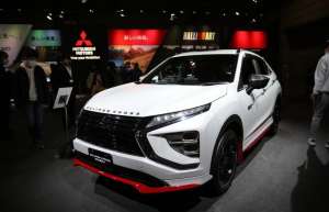 红色汽车拉花(基于普通车型打造，增添红色涂装，奕歌这么改还挺好看)