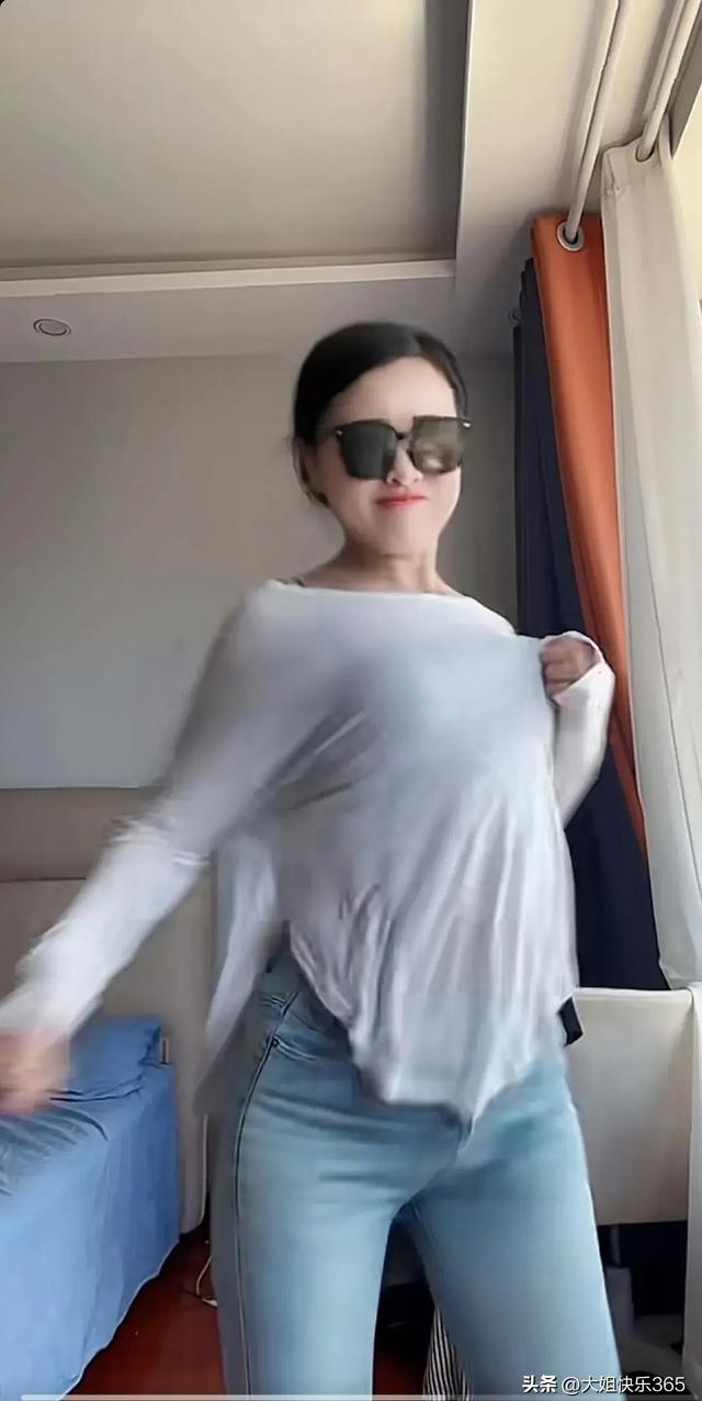 火爆抖音的摇太阳舞蹈,美女的身材也太美了