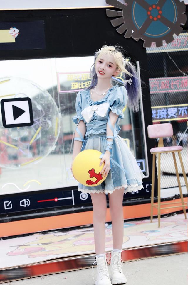 邂逅甜心:双色马尾美少女的时尚秀