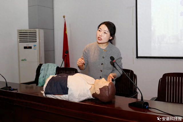 援手助人于危难 小车厢里有大爱