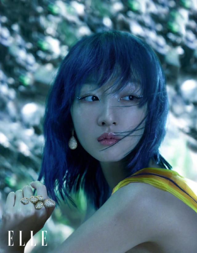 周冬雨最新封面大片,不穿上衣造型超惊艳,排骨胸纸片腰抢镜