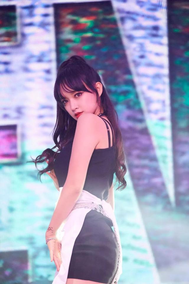 这个98年生的大胸萝莉,当过蔡徐坤导师,和王一博跳过舞:这是妖精转世吧