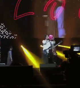 严肃讨论,五月天一共在演唱会上捡到过多少件内衣