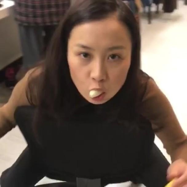 陈法拉现身街边吃火锅，素颜出镜化身四眼妹，网友大赞清纯够朴实