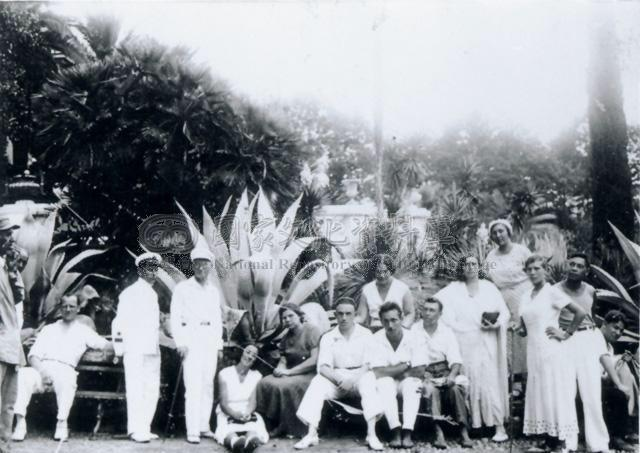 日本侵华施暴照:图6日军随军记者镜头里面的苏州姑娘