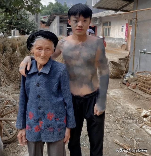 14岁满脸纹身，被无良师傅练手，找不到工作，如今怎么样了？