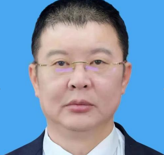 堪比狂飙!美女公安副局长狂言:背后的靠山不可动摇,结局打脸