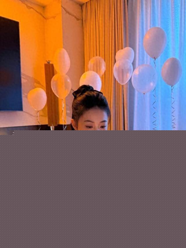 潘玮柏老婆宣云迎来31岁生日，穿黑色吊带扎丸子头庆生少女感满满