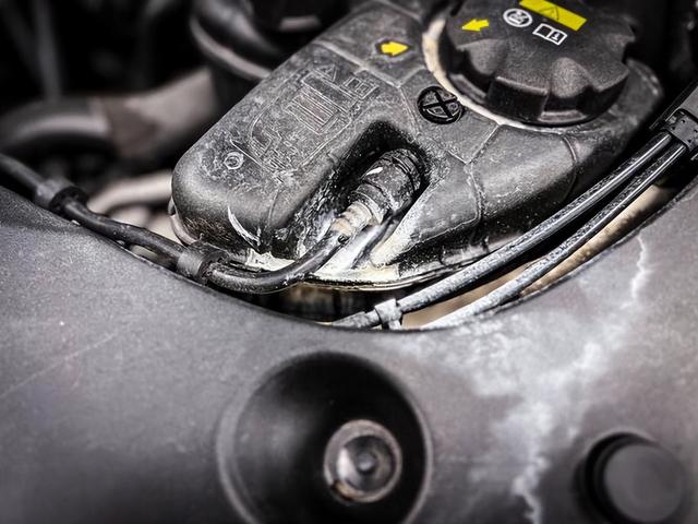 汽车副水壶坏了有什么症状,应该怎么办