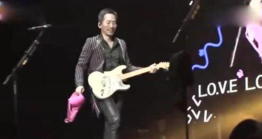 严肃讨论,五月天一共在演唱会上捡到过多少件内衣