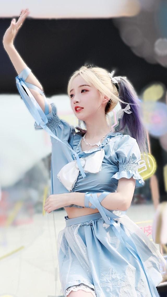 邂逅甜心:双色马尾美少女的时尚秀