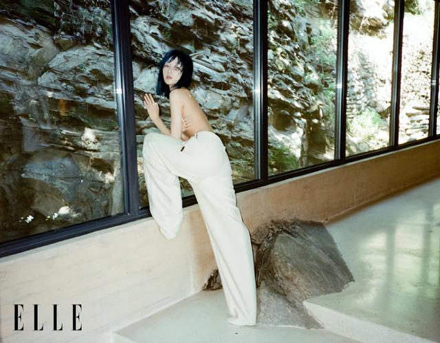 周冬雨最新封面大片,不穿上衣造型超惊艳,排骨胸纸片腰抢镜